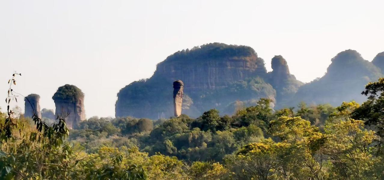 山若不邀我，我自赴山约，九州奇峰多，丹霞韵独卓。何不同行山水间秋山登临行山水