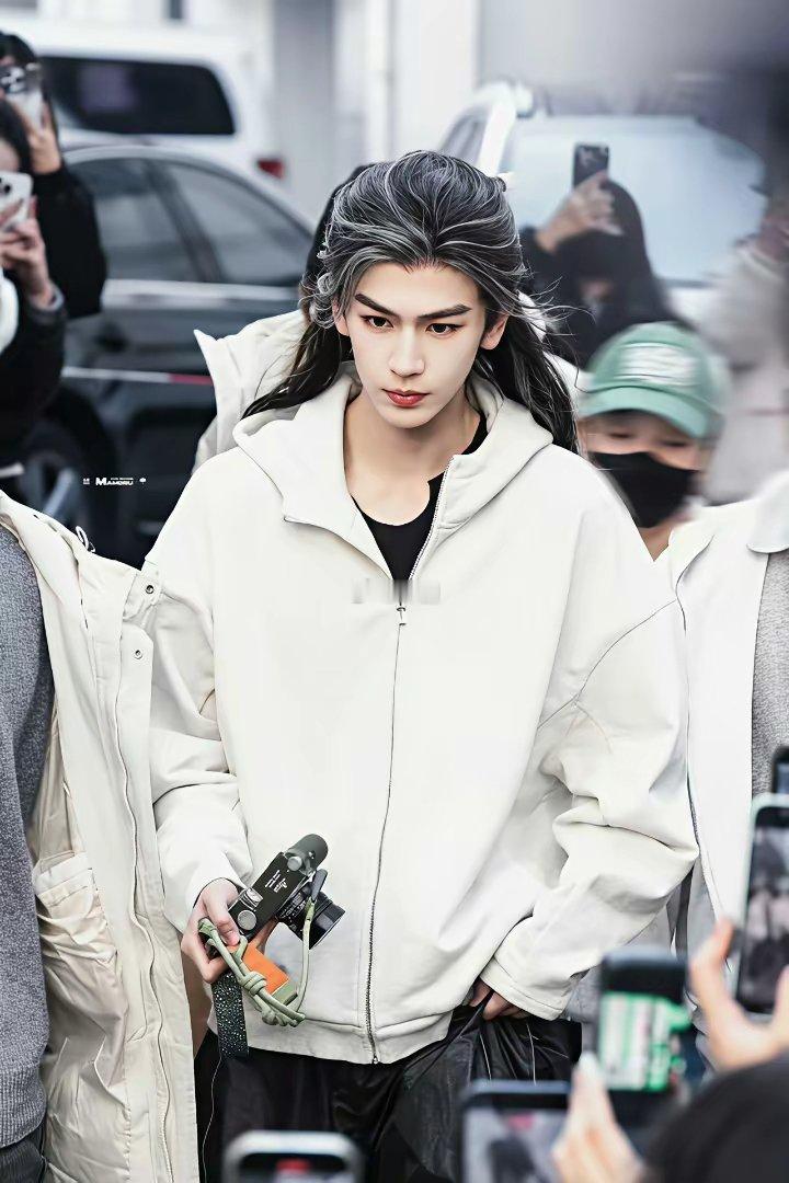 张凌赫和宋威龙谁更帅？如题张凌赫是易推倒的帅。在权势资本面前，略显弱势，像是被人