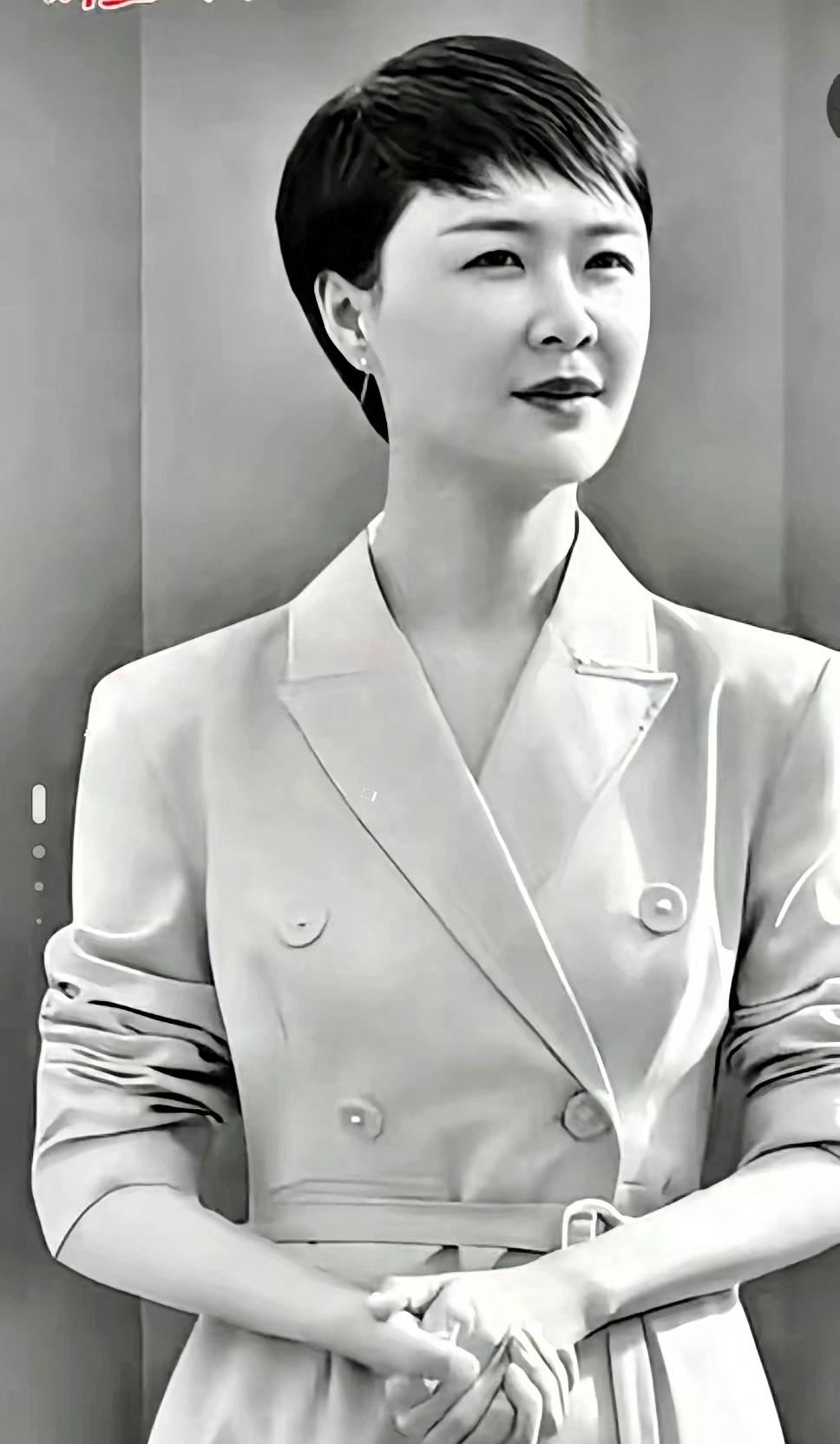 她从马上摔下来的时候，​一只脚不小心卡在马镫里了，​马一下子就狂奔起来，把她