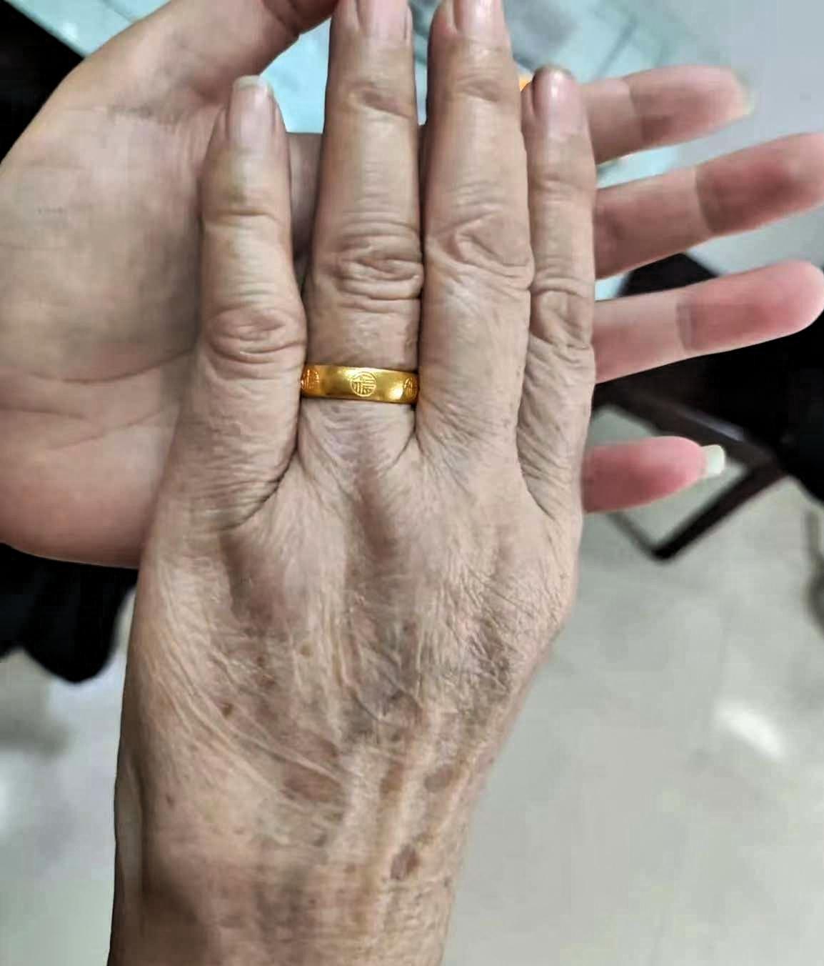 我一个朋友的婆婆，真的是人间清醒！她在弥留之际，把身上的金耳环、金吊坠、金手镯、