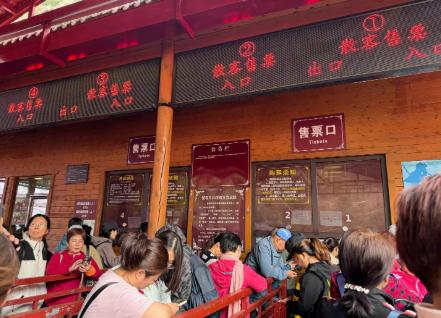 国内旅游为什么越来越去不起？不是老百姓没钱了，是景区把游客当韭菜一茬一茬地割！门