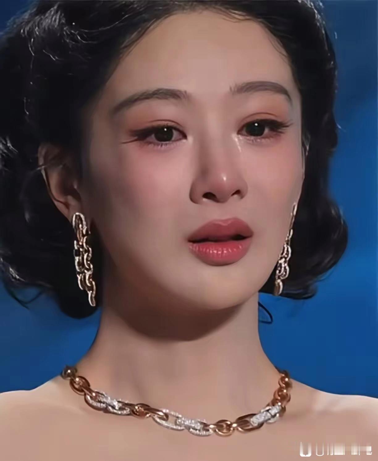 杨紫在白玉兰奖颁奖礼上哭成泪人，但底妆却纹丝不动，这让“杨紫粉底液”火速登顶热搜