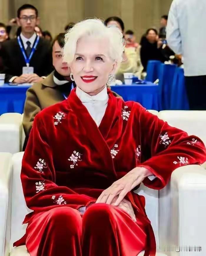 马斯克母亲这张照片，在目前看到的她的所有照片中，我认为这张照片的最漂亮的一张，浅