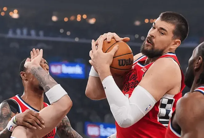 明日NBA常规赛，快船将对阵火箭。快船官方更新了缺阵名单：布拉德利-比尔—