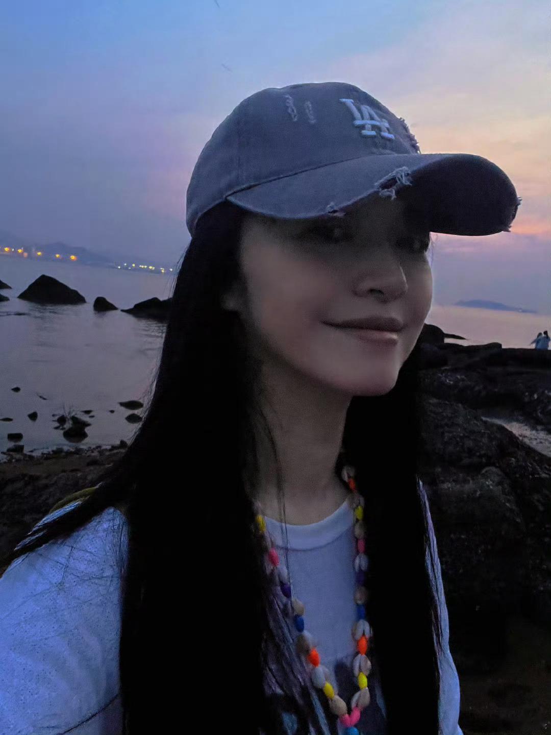 姚晨带子女在厦门赶海姚晨发微博晒赶海照片和视频，定位福建厦门鼓浪屿，厦门文旅账号