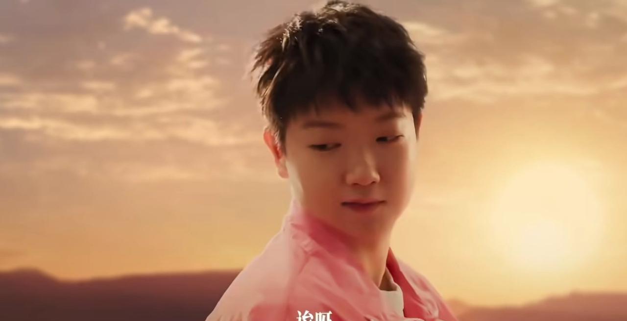 这个夕阳拍的很美啊。粉色莎莎也很可爱哦，这个广告拍的很有创意哦，莎莎说想看夕