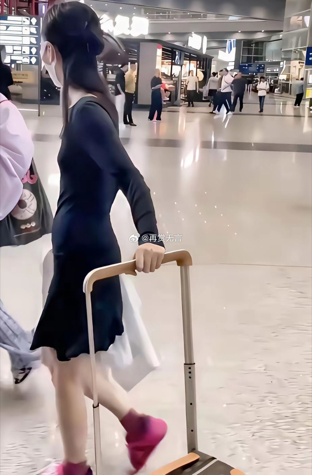 居然有人造谣说她怀了刘昊然的孩子？这肚子就是正常的状态！