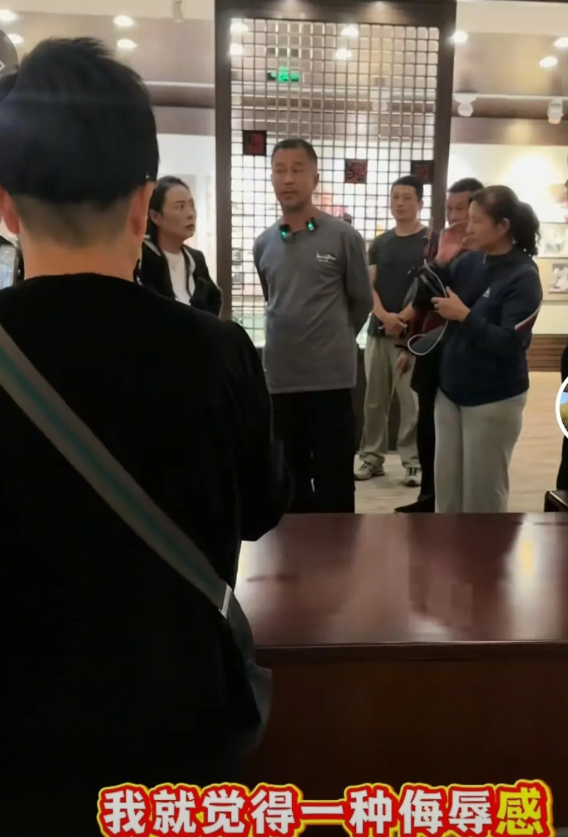 沈巍再次受到侮辱了，继上海鲁迅公园之后，先后又有几次“文化传播”遭到恶意投诉，又