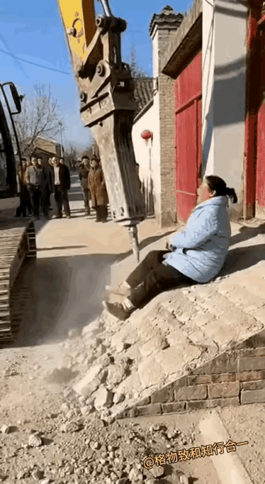 对违规的路霸，村委会己下令整改中。