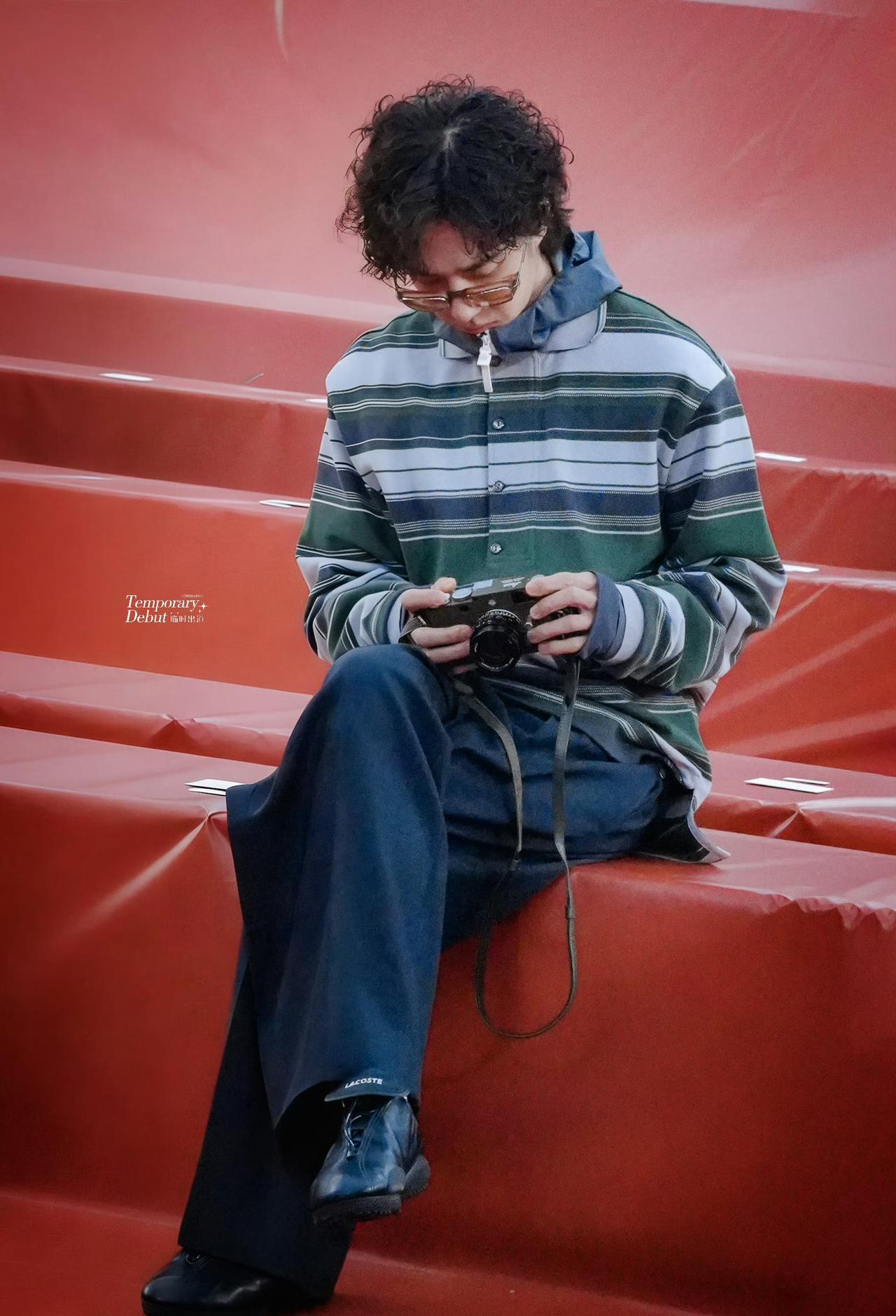 你敢信？王一博在巴黎时装周连跑两场秀，换3台相机比换造型还勤！罗意威秀场穿宝