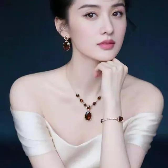 优雅女神的迷人时刻，精致的妆容和闪耀的珠宝，尽显高贵气质。温柔高贵的女性高贵的