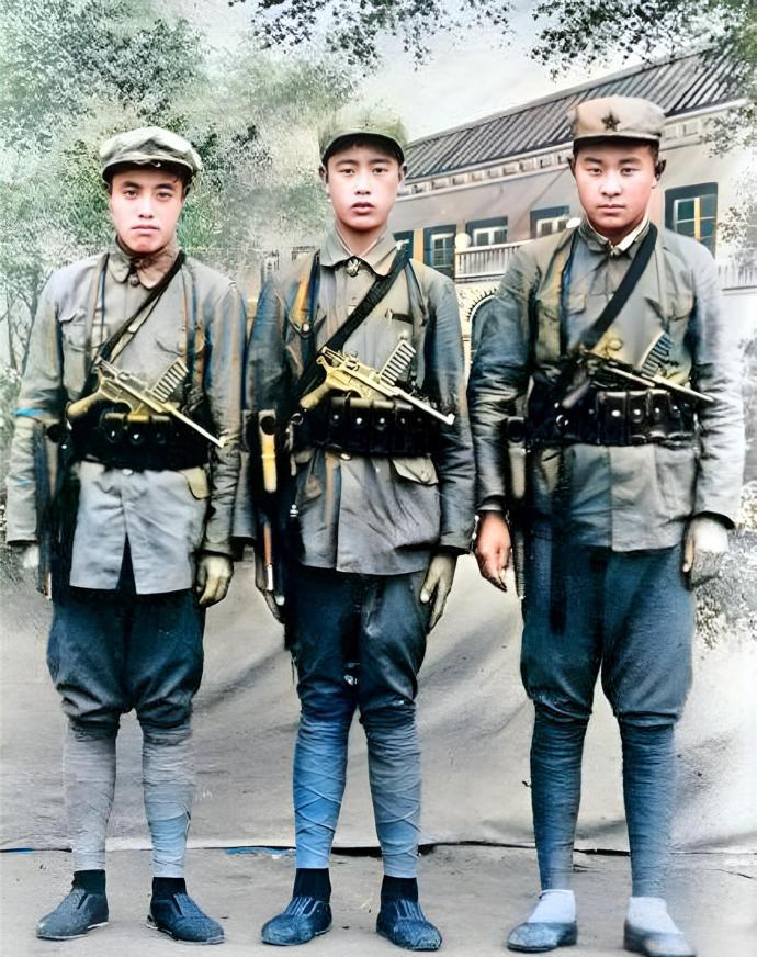 1936年，陕北，三名年轻的红军战士来到照相馆合影。三人头戴军帽，身穿军装，打着
