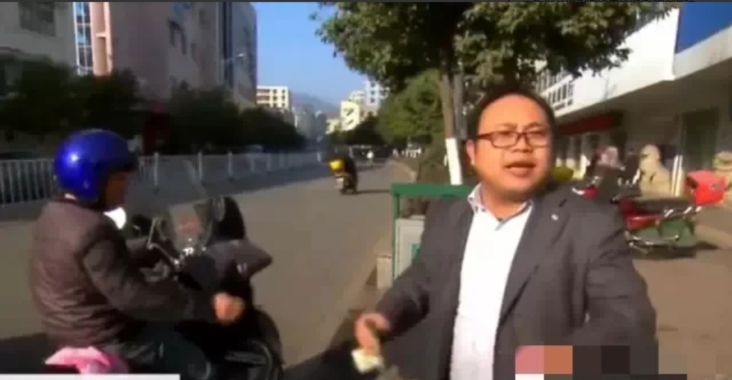 10年前，他上过湖南省台。只因搭“摩的”去办公事。现在，湖南郴州宜章县李智林