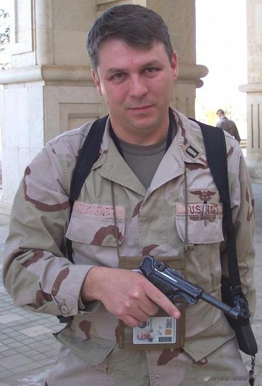 [呲牙笑]美国大兵在哪儿都能找到P08：海湾战争期间，一名美国大兵向记者展示他