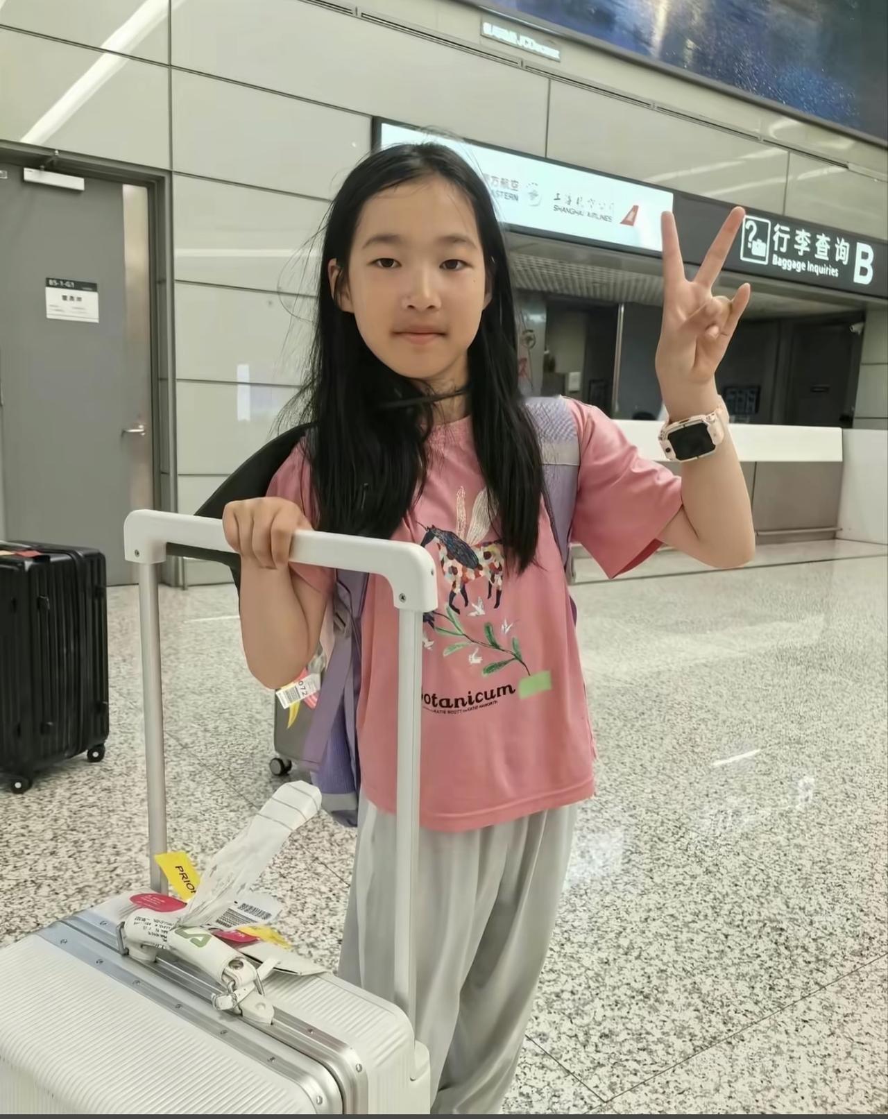 11岁张姩菡坐飞机去旅行了，长高了好多，和妹妹一起玩笑容灿烂，被妈妈照顾的很好，