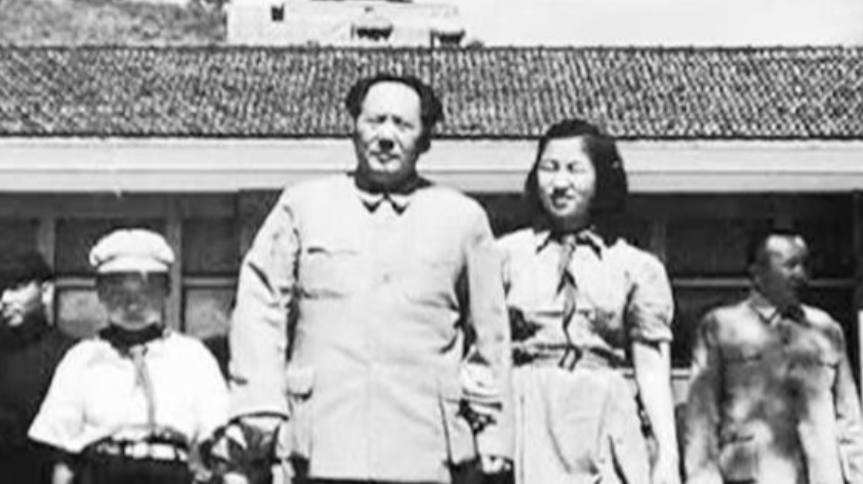 1972年李讷生娃后写信请求爸爸接济8000元，毛主席看罢来信后，心痛不已，指示