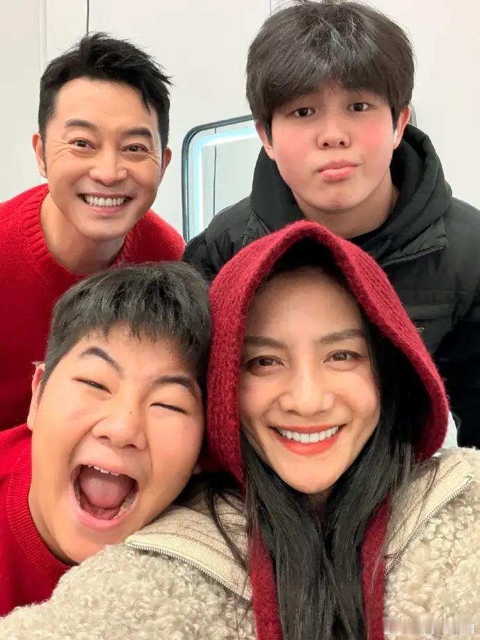 胡可晒全家福的照片以及他们家的爱犬的照片，庆贺元旦的到来，迎接2026年的到来！