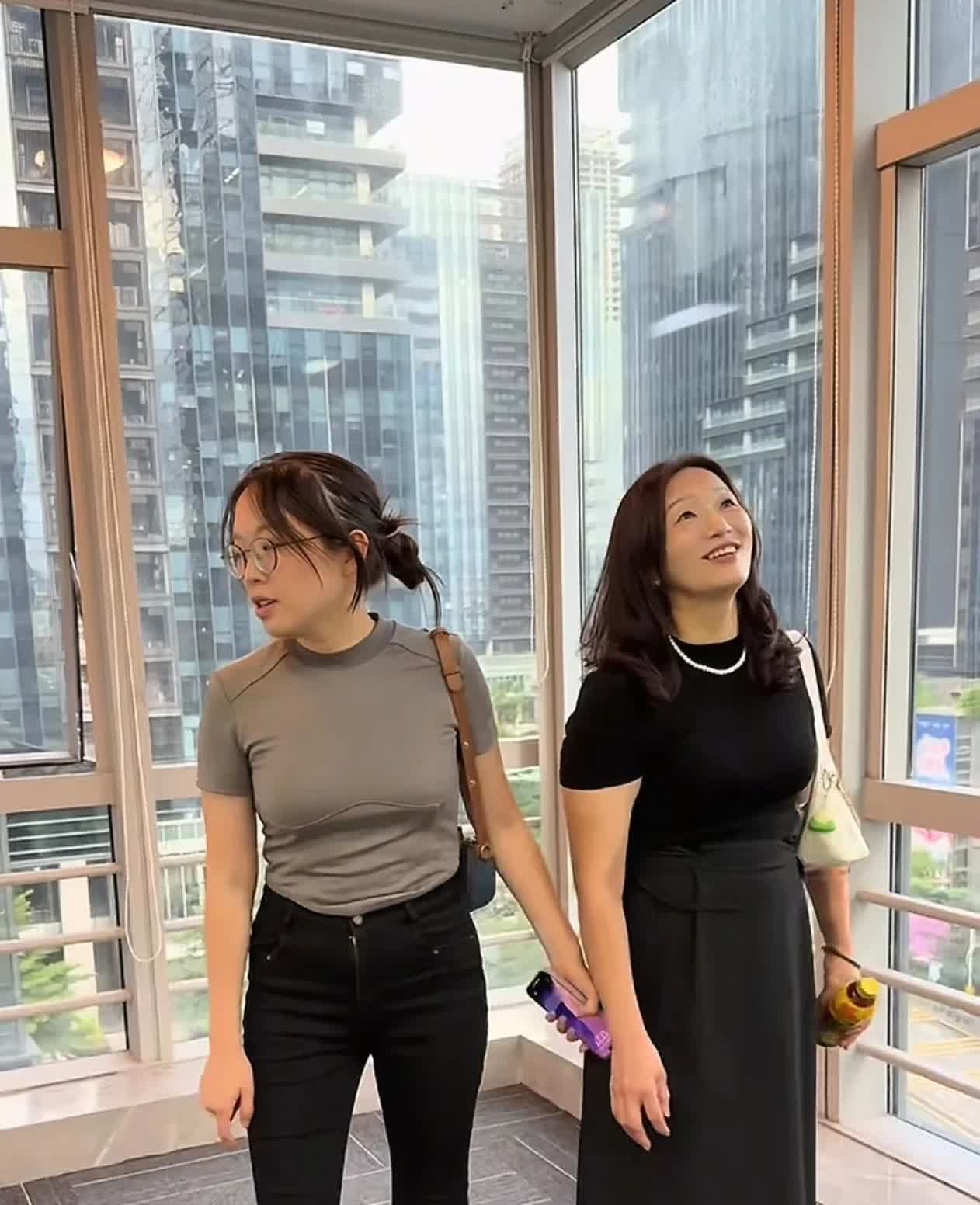 谢浩男大妹昨晚说的大事果然被网友们猜中了，他们母女俩打扮美美的，一起去看办公场地