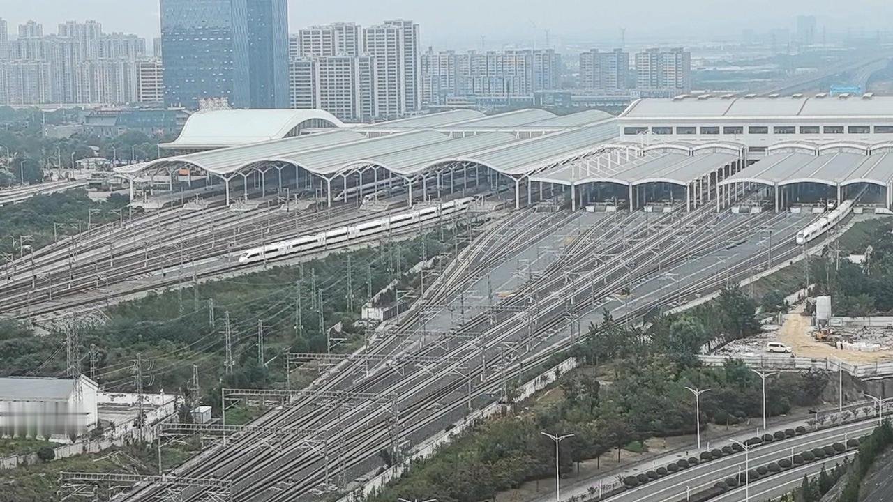 🔥徐州东高铁双雄竞速，太震撼了！二龙出洞般的高铁编队，八编组紧追十六编组，在徐