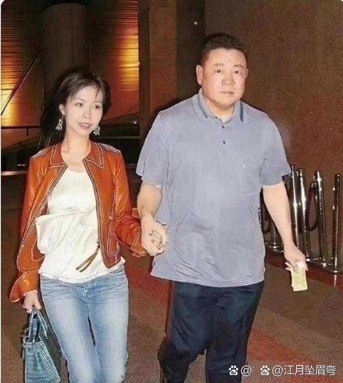 1991年，刘銮雄在丽晶酒店大办蔡少芬18岁成人礼，摆了50桌宴席，还有五层蛋糕，这事轰动了全港。​
