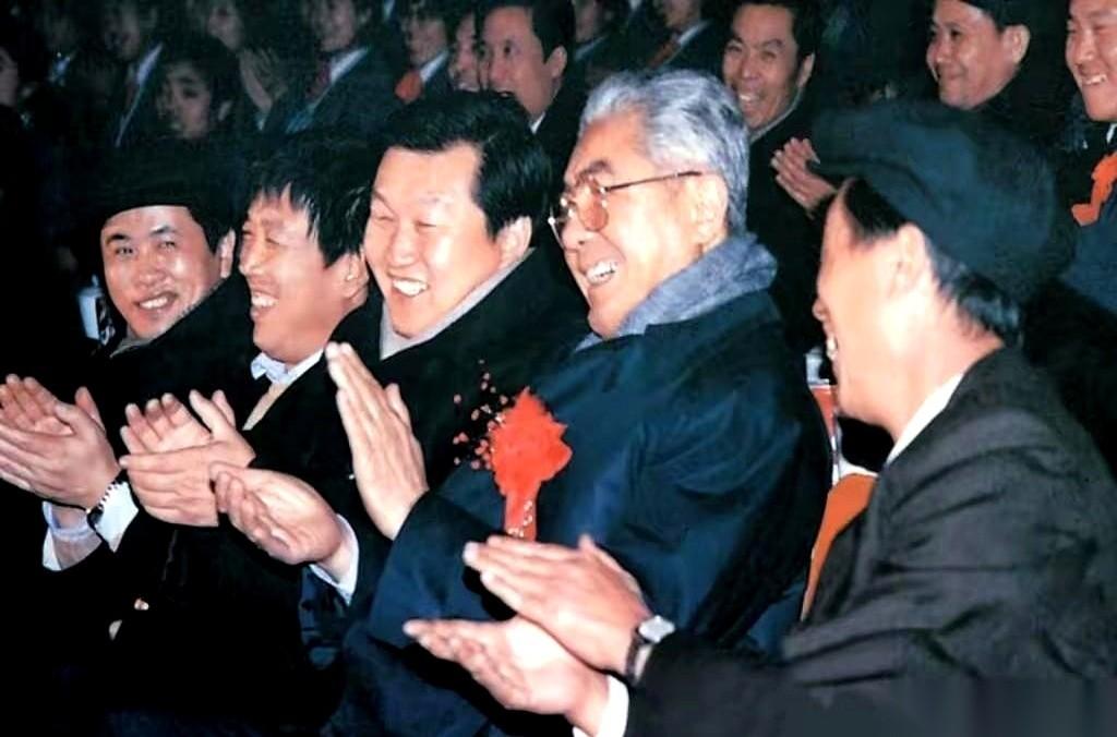 能让当年的省长站旁边当陪衬的，得是多大的场面？照片里这位大佬，荣毅仁。1987