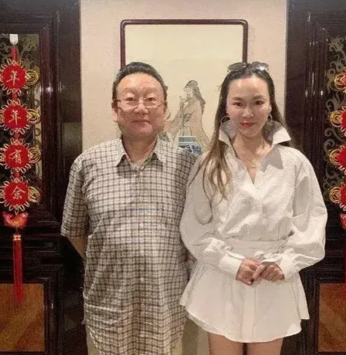 2010年，蒋大为的经纪人姚曼向媒体爆料:“我其实是他的情人，借给他90万，但他