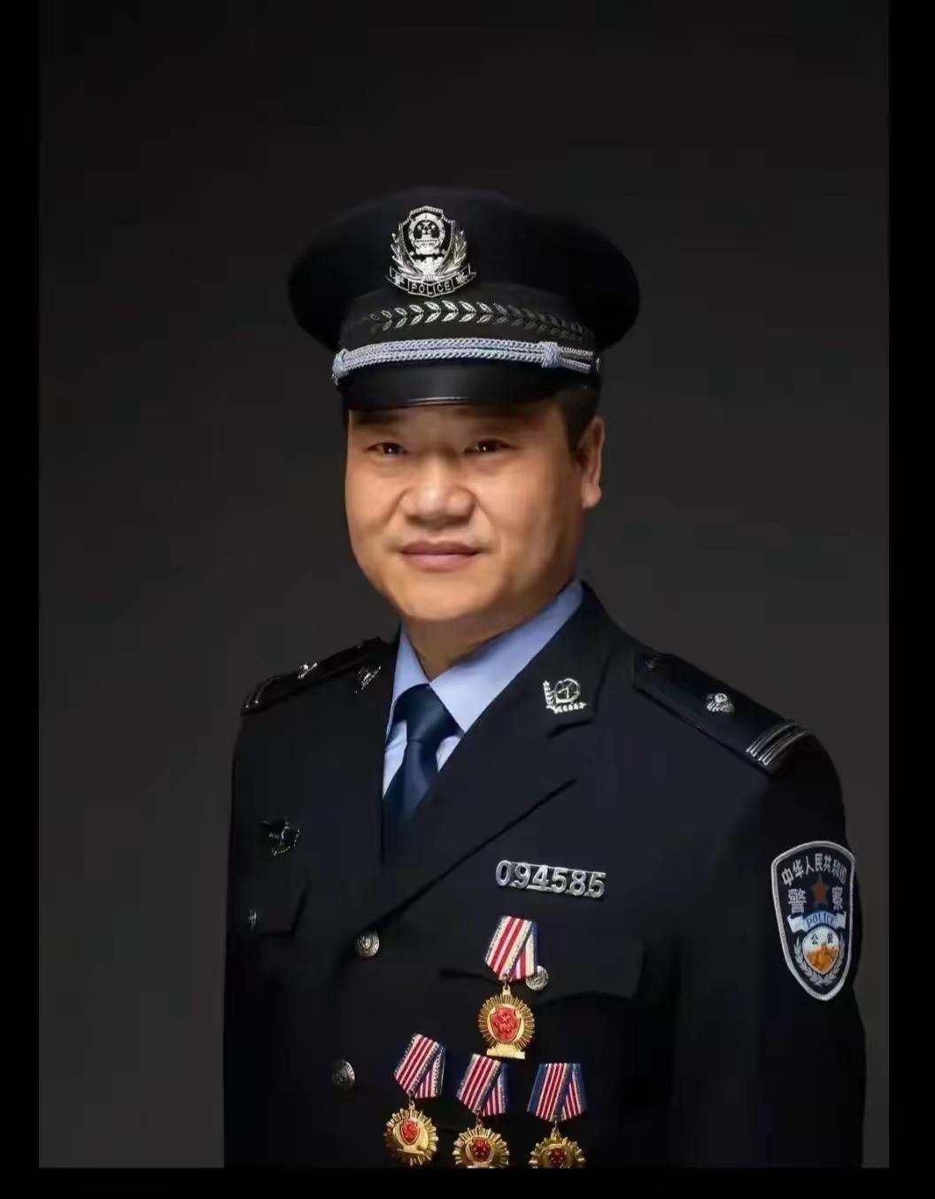 老陈脱下警服那天，兜里就剩3万块存款，说不慌是假的。54岁的年纪，后来想回派出所