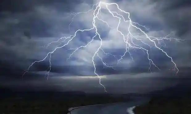 彻底解释不清了！福建，男子在开车回家的途中，突然天空乌云密布电闪雷鸣，他停下车，