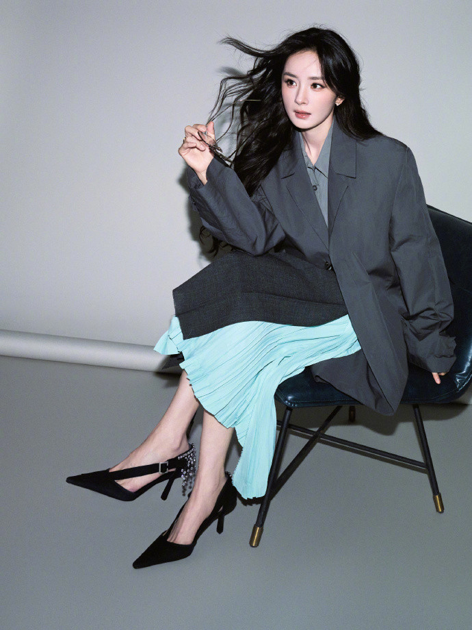 杨幂灰蓝撞色裙凸显独特气质，杨幂尖嘴高跟鞋助力气场升级，裙装的撞色元素时髦吸睛，