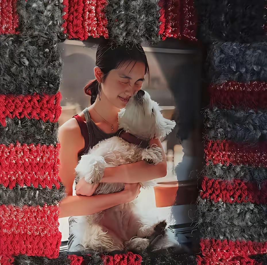 黄磊家的大女儿多多，多才多艺！分享了自己动手画窗花的视频，创意满满，画得也特