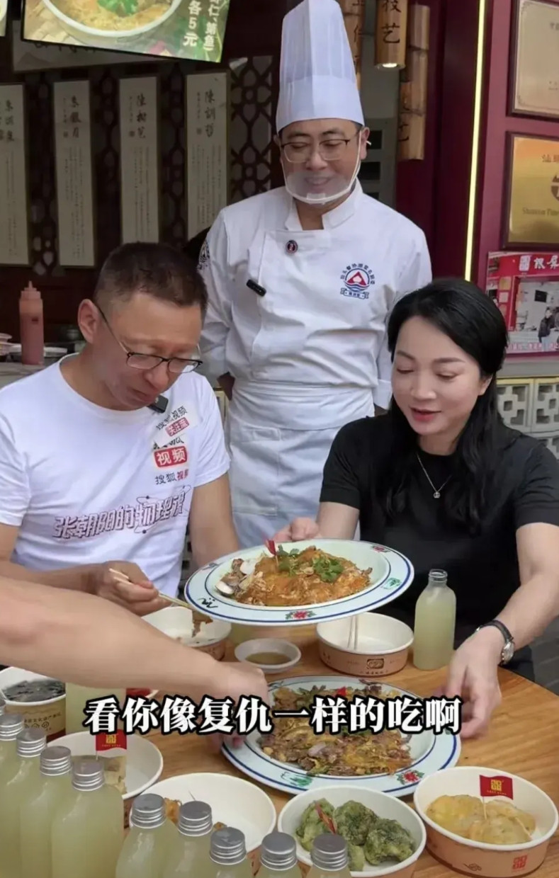 张朝阳太素了，一个财富自由的企业老板，跟汕头文旅局的局长一起吃路边摊，竟然什么奢