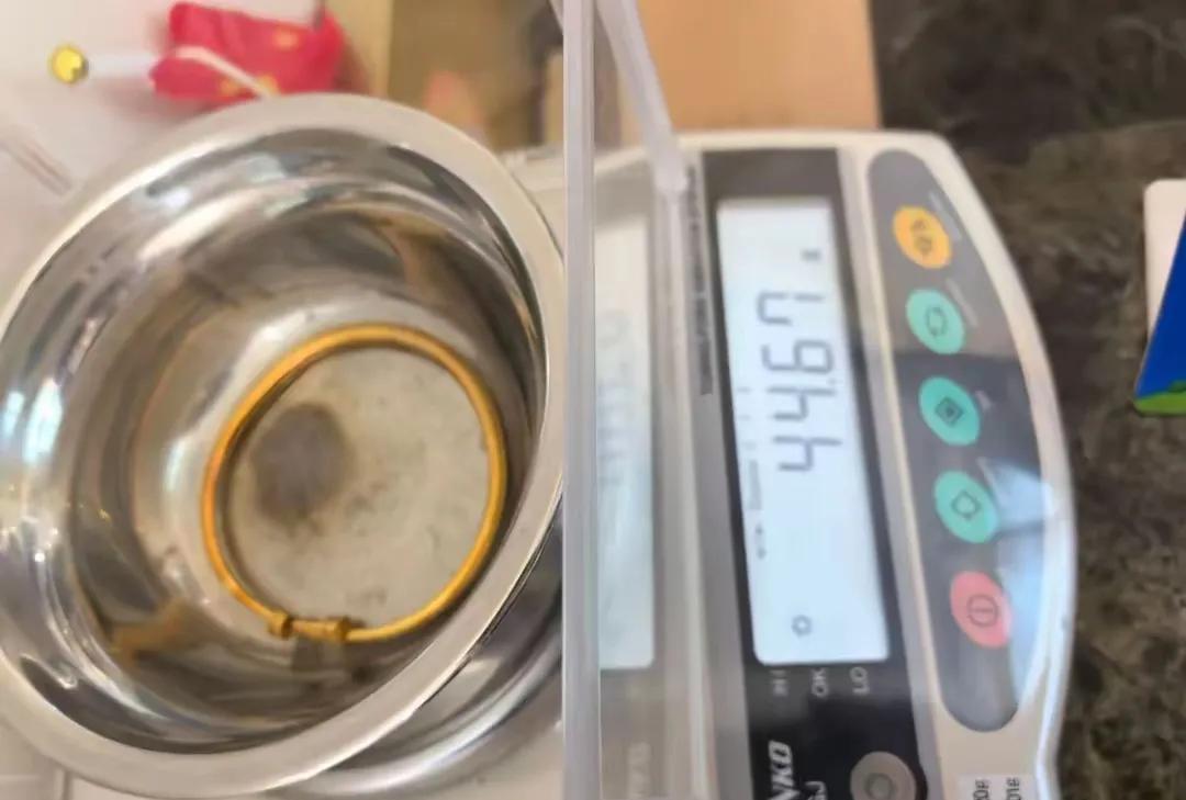 🌞浙江上虞这事儿真挺戏剧性的！徐女士花6.6元买把小青菜，回家竟在塑料袋里