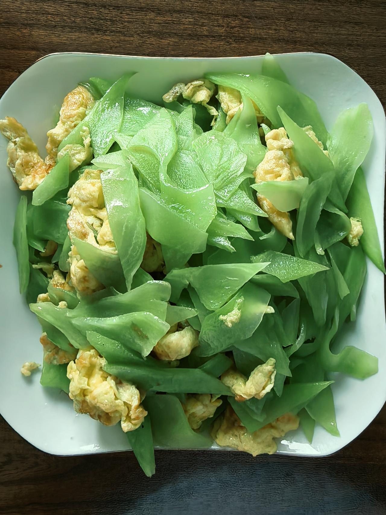 好友们晚上好！周末愉快，晚餐香香！今天的晚餐:莴笋片炒鸡蛋小炖肉杂粮饭玉