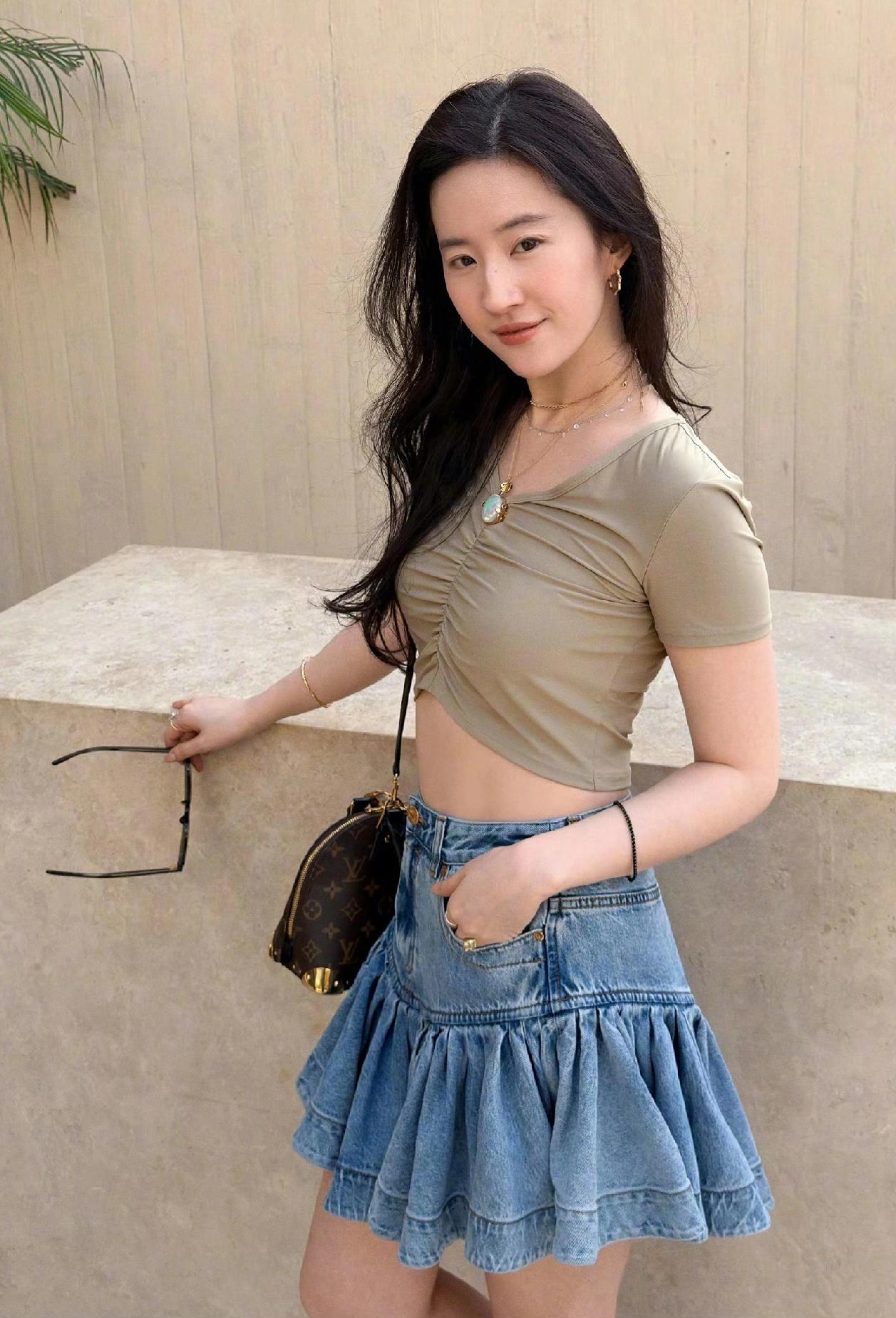 @刘亦菲最新～阿布扎比·下午茶[比心]