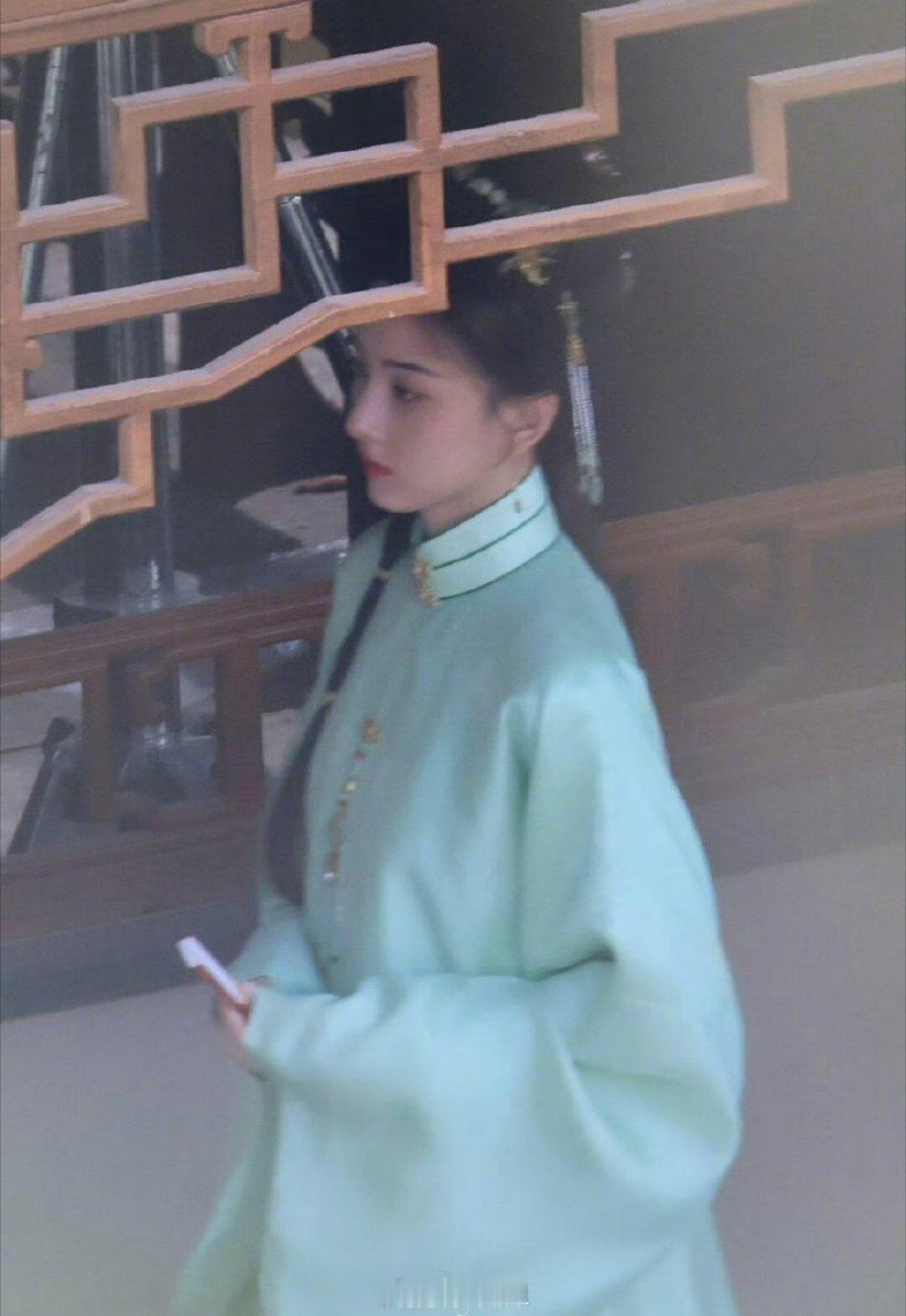 一起来品品宋祖儿在新剧《表妹万福》里面的首套绿色妆造，颜色倒是蛮鲜艳的，但不够亮