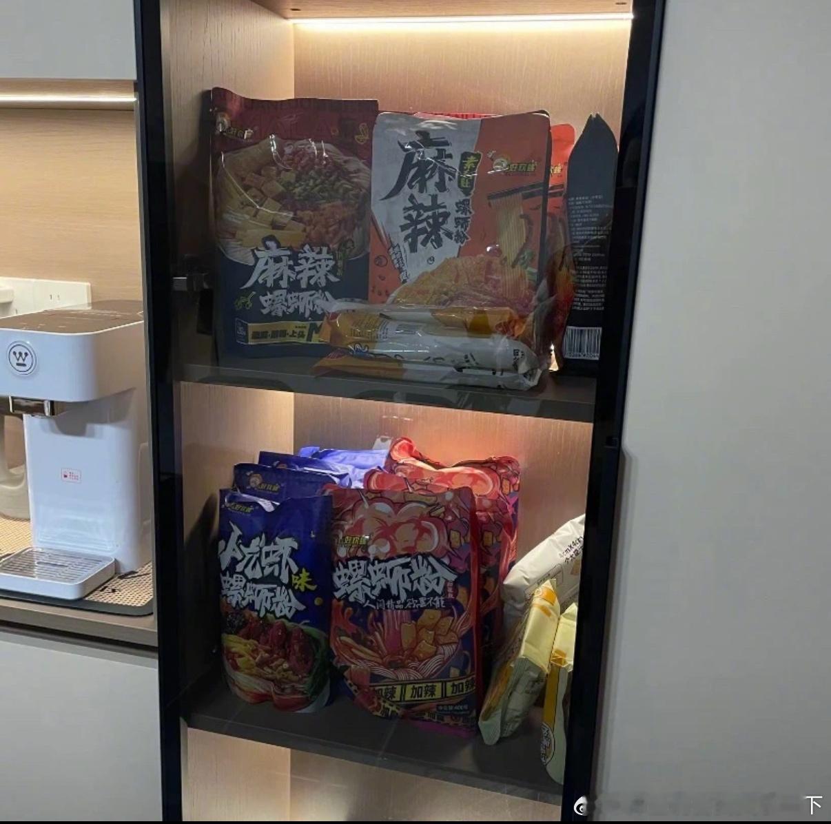 4845当代年轻人的酒柜都摆的啥​​​
