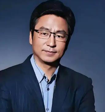 白岩松写给普通家庭孩子的五句话，点醒了无数人：一、不读书，你拿什么和别人拼？