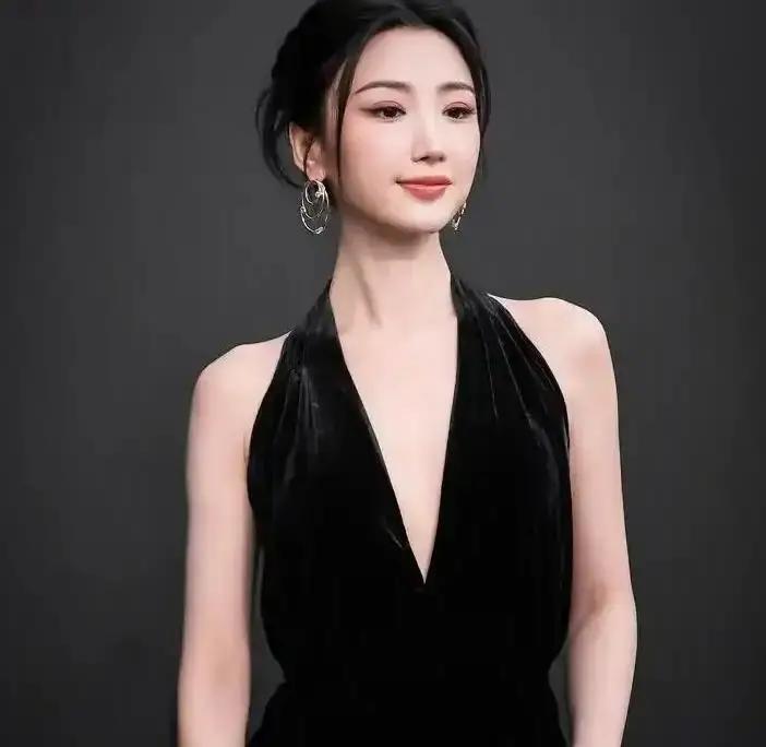 毛晓彤这姑娘，算是把人情世故和职业规划都看明白了主持人问她，合作过的男演员里