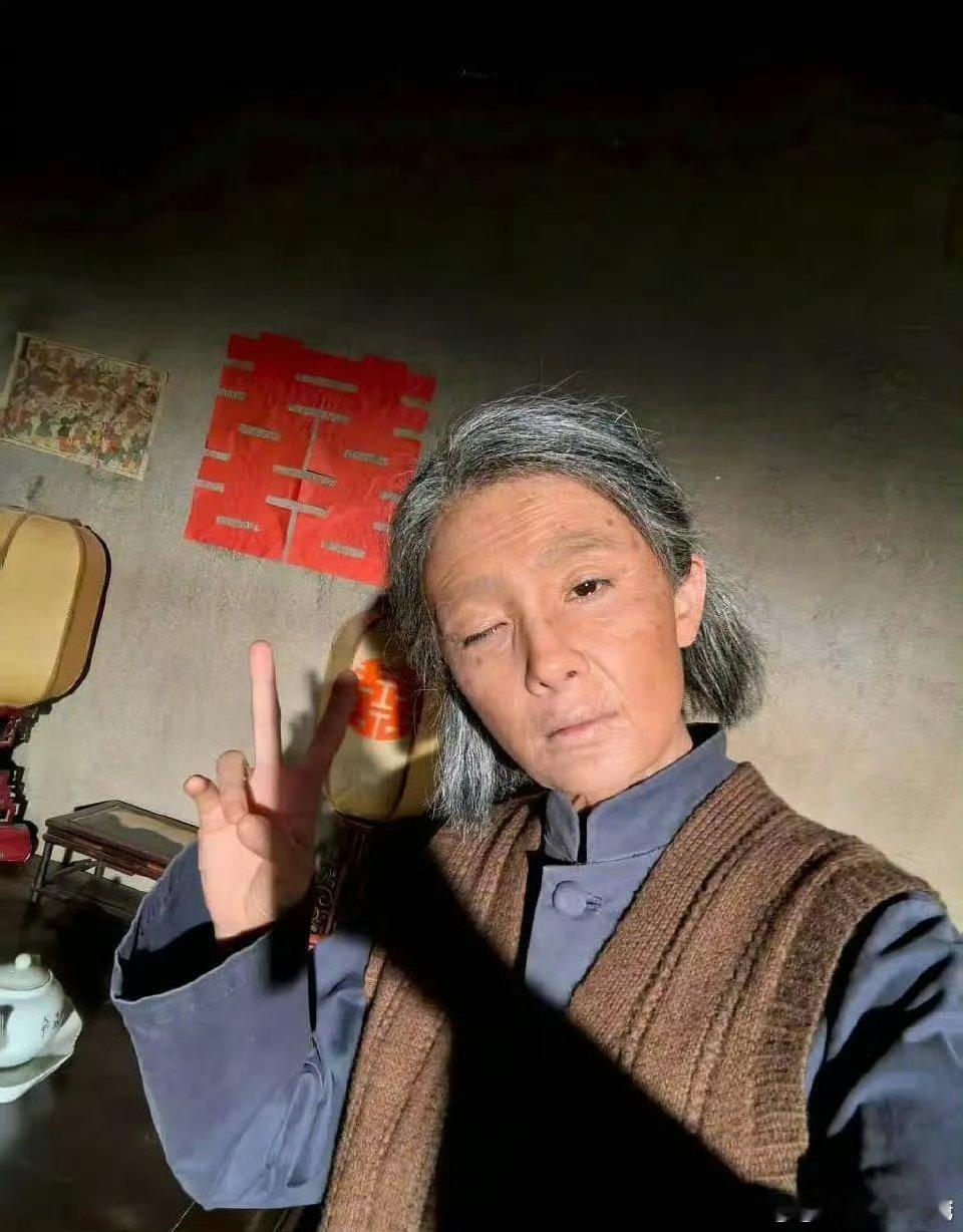 杨幂是老了也会拍照比剪刀手wink的老太太一枚[捂脸哭]好可爱🤩​​​