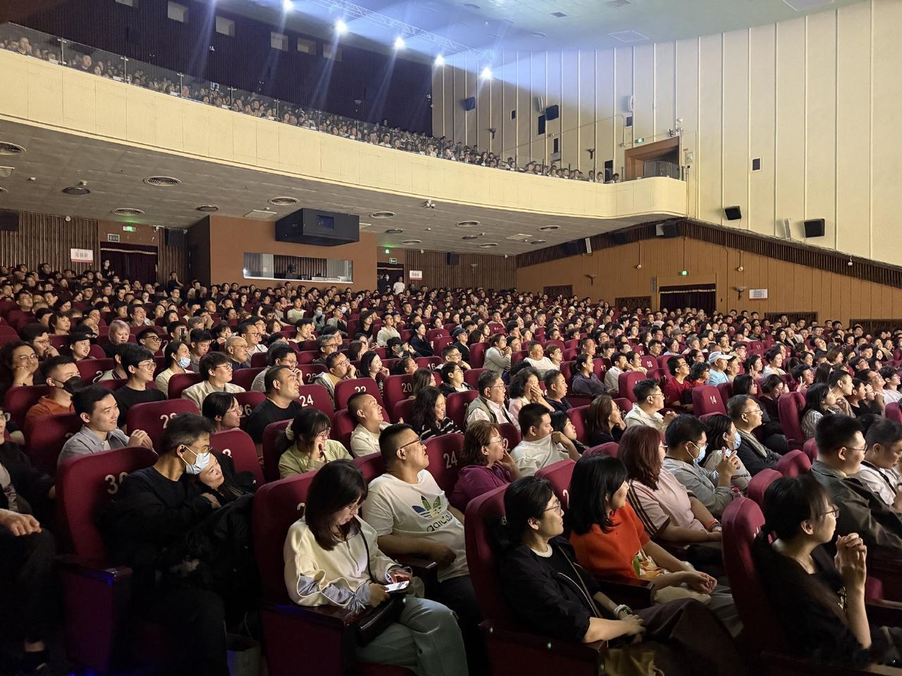 【著名相声演员苗阜和岳云鹏同时商演，高低立判！】近日，著名相声演员苗阜和岳云鹏