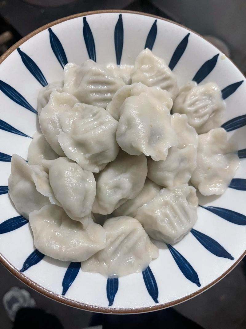 餐饮卫生对老百姓而言，可谓至关重要！前些日子，朋友推荐了一家餐厅，说那儿饭菜可