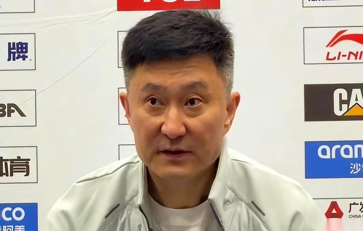 都说徐杰太累，老杜其实也不容易，发现他每场比赛的情绪变化太大，大起大落的，球员打