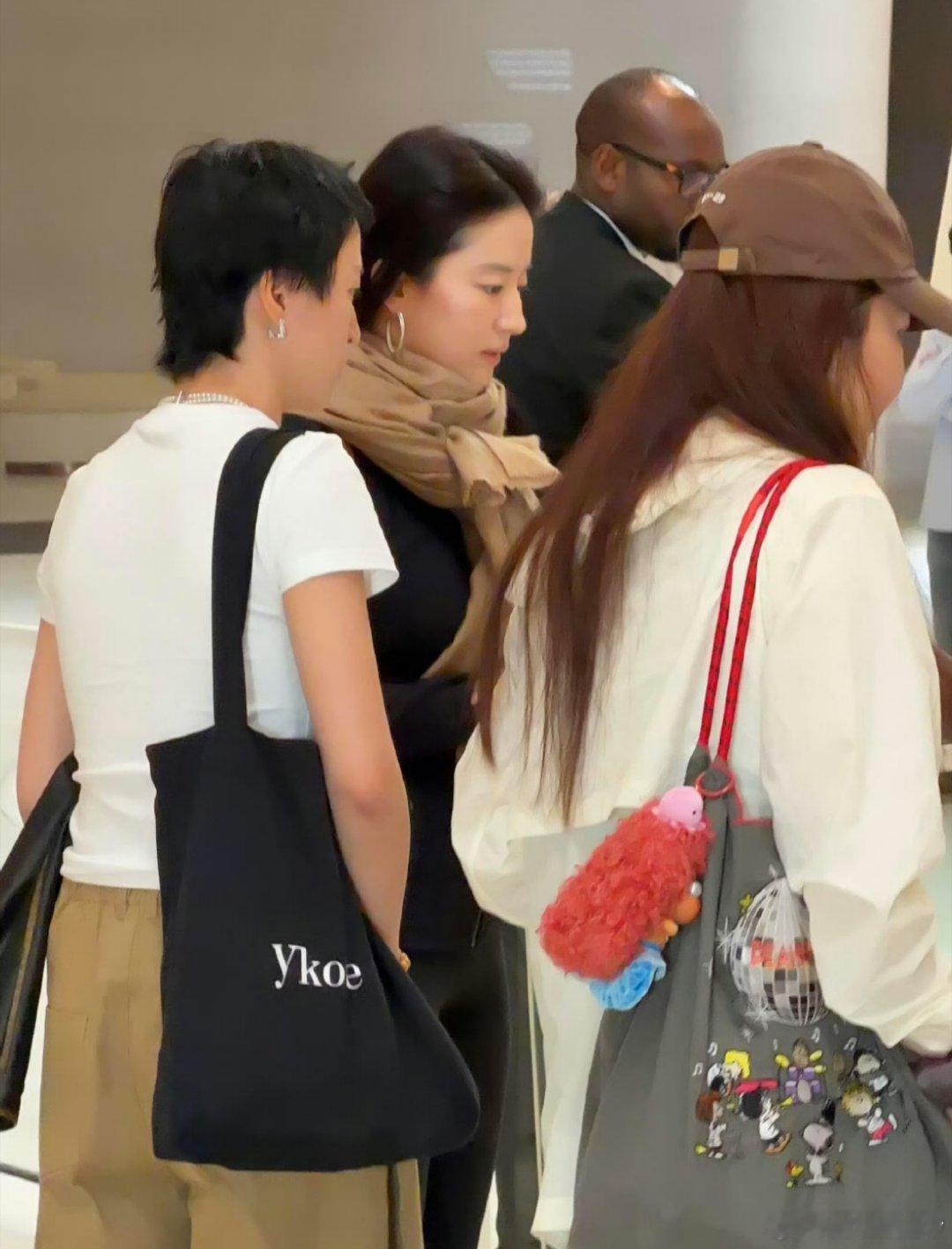 偶遇素颜的刘亦菲天仙原来没有纹眉呀，确实纯素颜了，真的是有颜任性