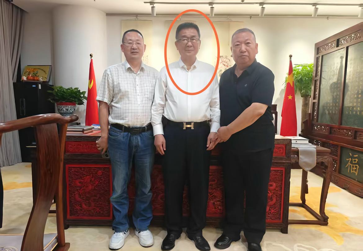 四太梁安琪亲哥哥、何猷君舅舅禤伟旗参加聚会，喝“内部高层专供”竹叶青，一身商务装