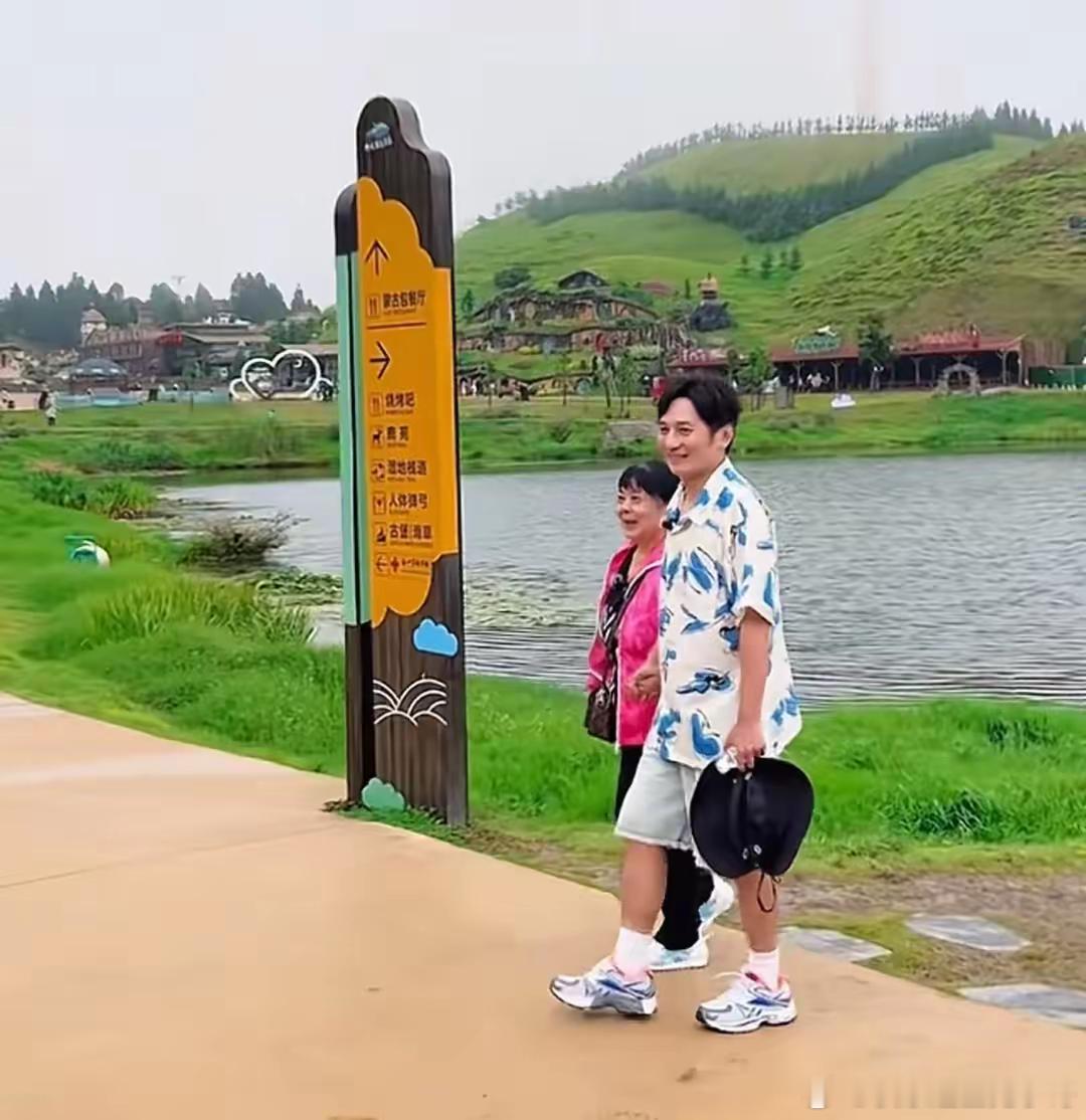 李维嘉牵手妈妈现身仰天湖，消瘦后变有肉，现在的状态让人羡慕！！！​​​