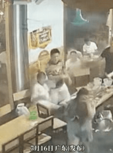 女子不顾及后果泼了男子一杯水，男子更不顾及后果，把火锅汤泼在女子的脸上。奇怪