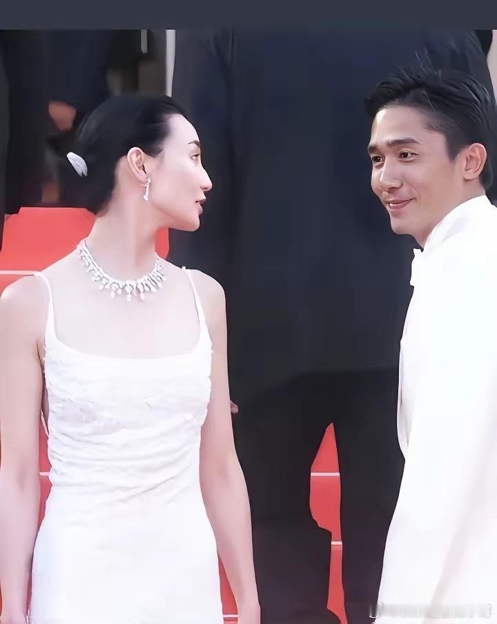 2000年张曼玉和梁朝伟在法国戛纳的一张合影！此时张曼玉36岁，美的惊艳。梁朝伟