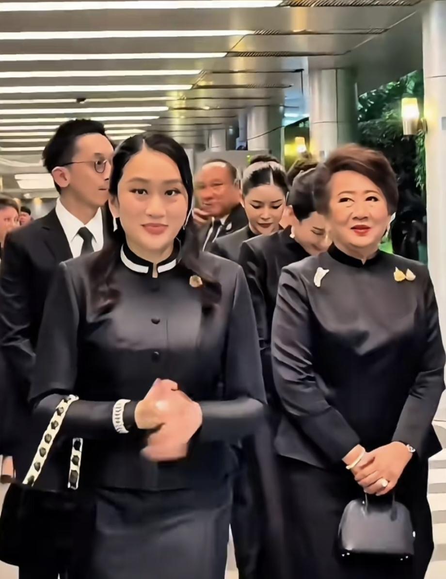 佩通坦11月2日晚现身，而且西那瓦家族来的人气多多，佩通坦夫妇，萍通塔夫妇，佩通