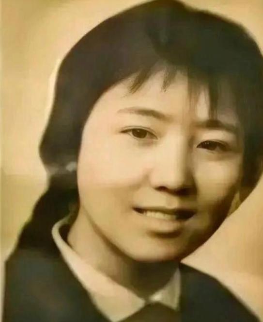 1972年，泥瓦匠张复生迎娶了女知青乔献华。新婚夜，他发现妻子的腰很粗，面对他的