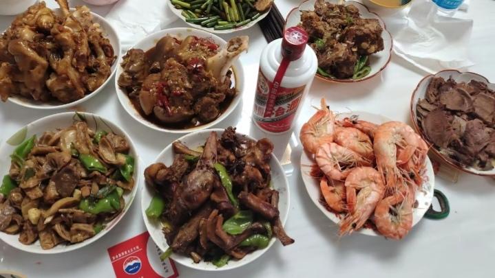 昨天老头子大侄子带两个孩子来拜年了，拎了一箱饮料和一箱牛奶!孩子拜完年我慌乱